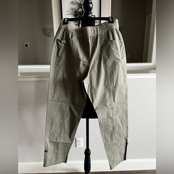 Chico’s Army Green Pull On Utility Pant - NWOT - Chico’s size 1 / Medium - Picture 1 of 6